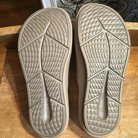 Sketchers GO recovery slides 10 - Picture 2 of 7